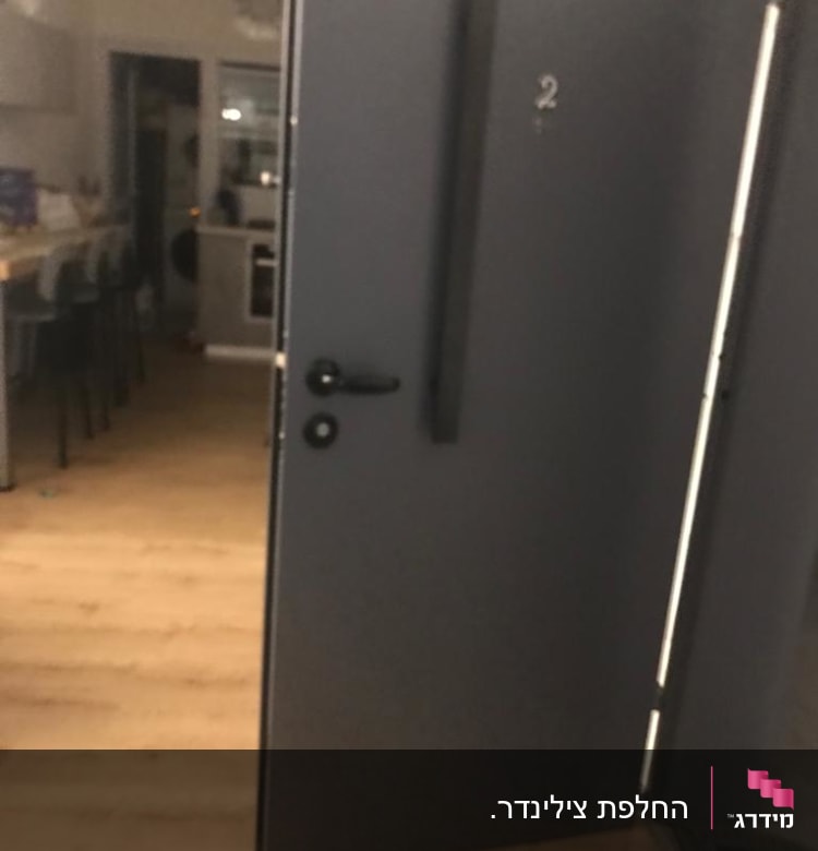 דלת פתוחה עם ידית ומנעול